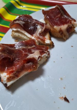 Una foto de Tostas Camperas de Jamón y Cherries al Ajillo