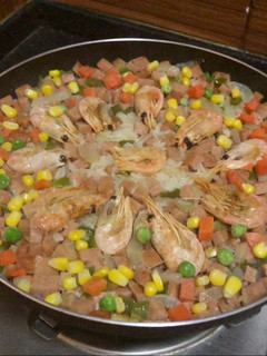 Una foto de Paella a mi estilo