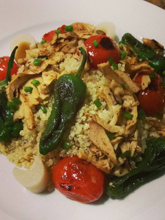 Una foto de Quinoa con bambú, palmitos, cherrys y pimientos de padrón