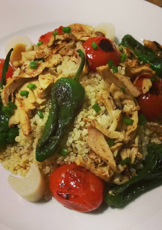 Una foto de Quinoa con bambú, palmitos, cherrys y pimientos de padrón