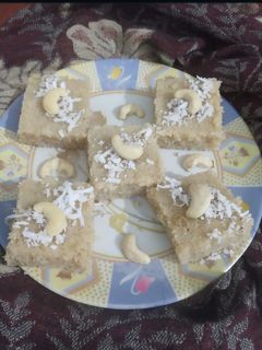 सूजी की कुरकुरी बर्फी (suji ki kurkuri barfi recipe in Hindi) रेसिपी मुख्य फोटो