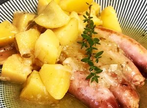 Foto principal de Longanizas al vino con patatas y aroma de tomillo