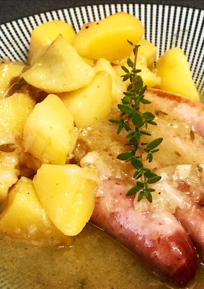 Una foto de Longanizas al vino con patatas y aroma de tomillo