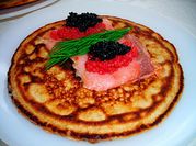 Una foto de blinis con caviar