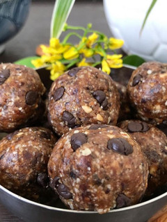 A picture of Date Nut energy balls.