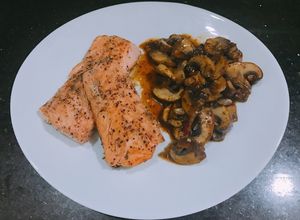 Hình của món Cá Hồi Áp Chảo - ăn kèm Nấm Mỡ Sốt Tiêu Đen.