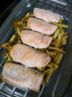 Una foto de Salmón al horno con puerro
