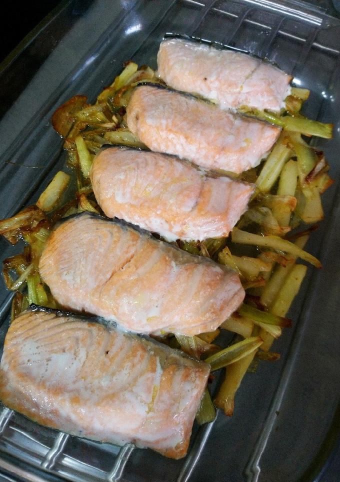 Una foto de Salmón al horno con puerro