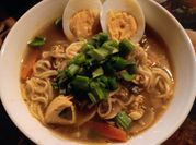 Una foto de ramen de pollo