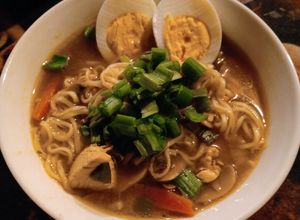 Una foto de Sopa ramen de pollo y verduras