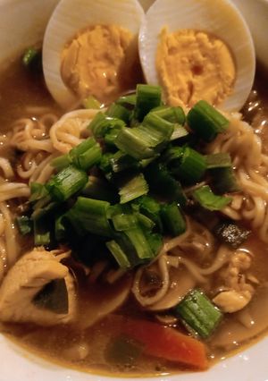 Una foto de Sopa ramen de pollo y verduras