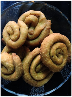 A picture of Jowar-Wheat Nimkis.