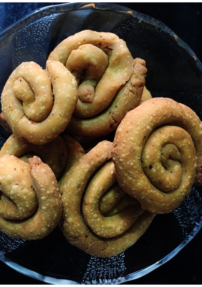 A picture of Jowar-Wheat Nimkis.
