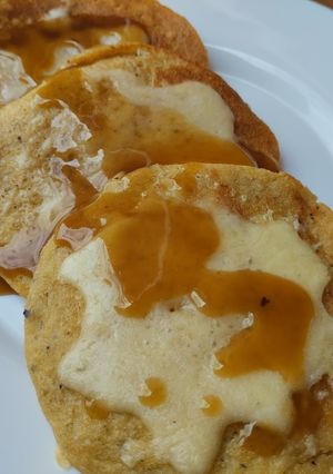 Una foto de Pancakes de maíz🌽 con queso y miel de panela🫓🍯🧀
