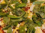 Una foto de pizza casera con levadura fresca