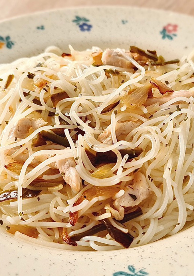 Una foto de Fideos de arroz con pollo 🇨🇳