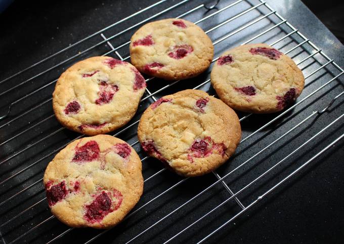 White chocolate and raspberry cookies