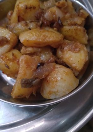 प्याज़ के आलू (pyaz ke aloo recipe in Hindi) रेसिपी मुख्य फोटो