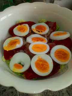 Una foto de Ensalada de pimiento de piquillo y cebolla caramelizada