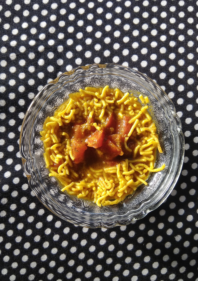 સેવ ટામેટા નું શાક (Sev Tameta Shak Recipe In Gujarati) રેસીપી મુખ્ય ફોટો