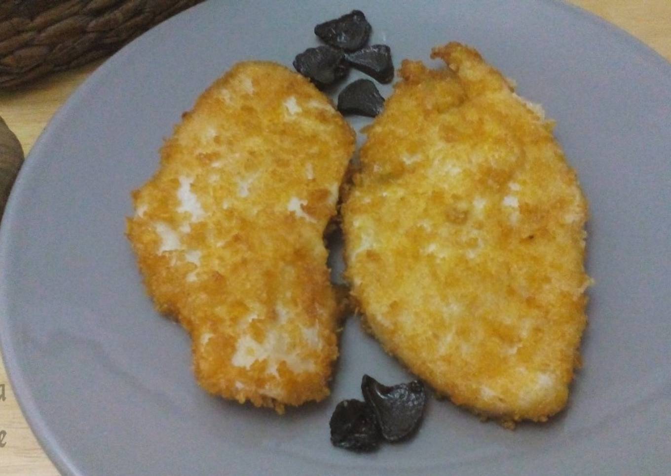 Escalopines de pollo crujientes con ajo negro, sin gluten