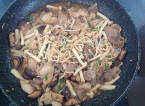 Hình của món Thịt heo xào nấm sốt chua ngọt.