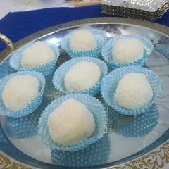 A picture of Coconut ladoo.