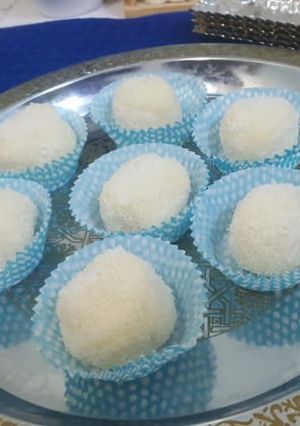 A picture of Coconut ladoo.