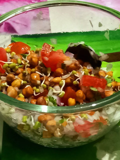 स्प्राउट्स सलाद (Sprouts salad recipe in hindi) रेसिपी मुख्य फोटो