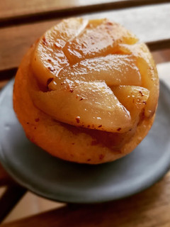 Una foto de Tatin individual de pera con base de rollito de canela de brioche
