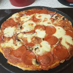 A picture of My Homemade Italian Pizza right to the edge. 💖.