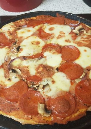 A picture of My Homemade Italian Pizza right to the edge. 💖.