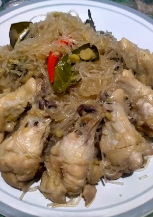 รูปของ น่องไก่นึ่งวุ้นเส้นสมุนไพร