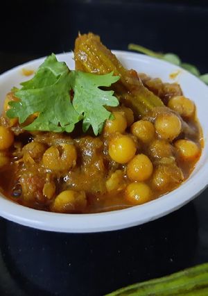 पांढऱ्या वाटण्याची भाजी (pandrya vatanyachi bhaji recipe in marathi) रेसिपी चे मुख्य फोटो 