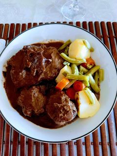 Una foto de Rabo de Ternera Guisado en Vino Tinto