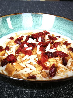 Una foto de Kéfir de cabra con germen de trigo y cranberries