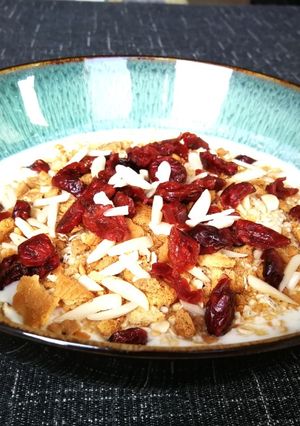 Una foto de Kéfir de cabra con germen de trigo y cranberries