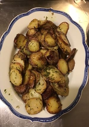 Une photo de Duo de pommes de terre sautées à l ail et persil