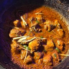 A picture of Karahi butter chicken.