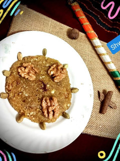 સફરજન અને અખરોટ નો હલવો (Apple & Walnut Halwa Recipe In Gujarati) રેસીપી મુખ્ય ફોટો