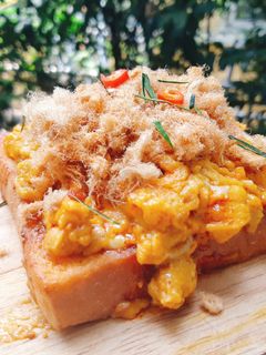 รูปของ Creamy Tomyam Scrambled🥚on Toast🌶️ ปังไข่ข้นพริกเผาหมูหยอง🔥