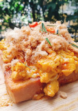 รูปของ Creamy Tomyam Scrambled🥚on Toast🌶️ ปังไข่ข้นพริกเผาหมูหยอง🔥