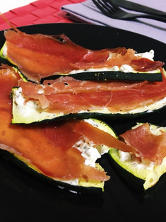 Una foto de Calabacín al horno con queso de untar y jamón serrano