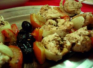 Una foto de Brochetas de pollo estilo Libanes  (Shish Kababs Farrush)