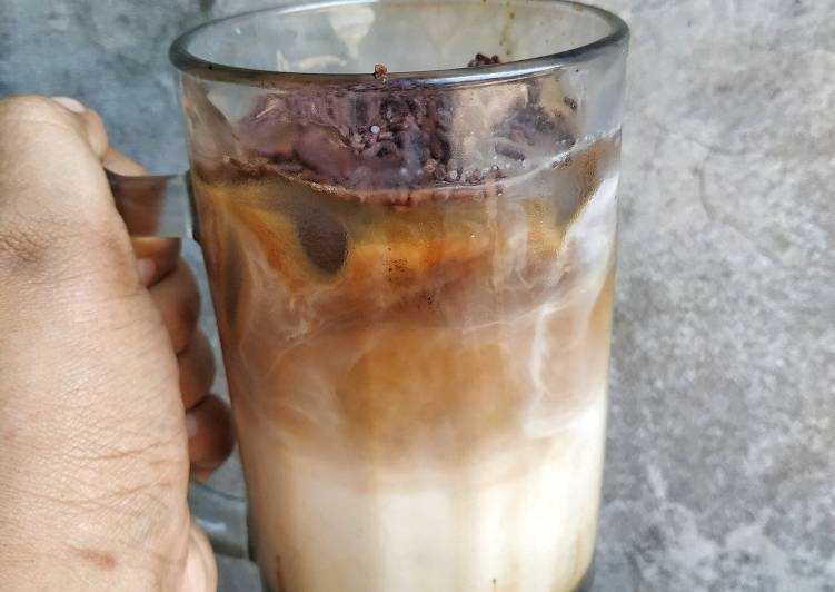 Langkah Mudah untuk Menyiapkan Es kopi susu gula aren yang Lezat Sekali