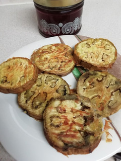 Una foto de Berenjena rebozadas con cúrcuma, a la miel 🍆🍯