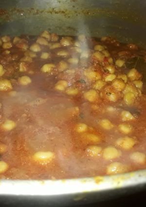 स्पाइसी आलू छोले(spicy aloo chole recipe in hindi) रेसिपी मुख्य फोटो