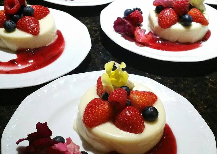 Easy Way to Prepare Delicious Vanilla Panna Cotta &amp; Berry Coulis