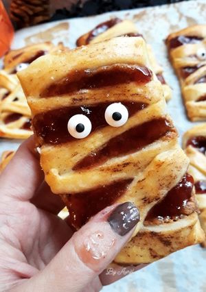 Une photo de ☆Momies "Hand Pie" Sanglantes au Beurre de Cacahuète et Confiture de Fruits Rouges☆