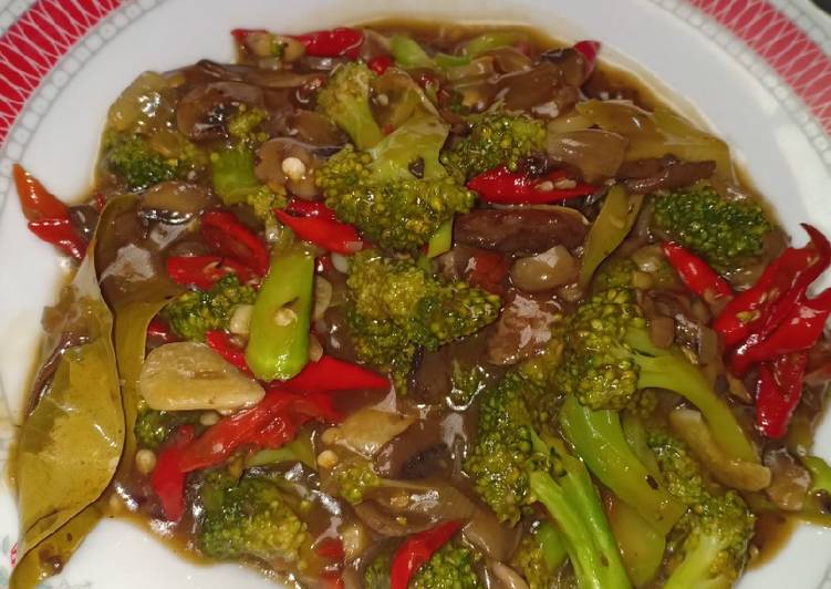 Resep Oseng Brokoli Jamur Kental Pedas Manis yang praktis